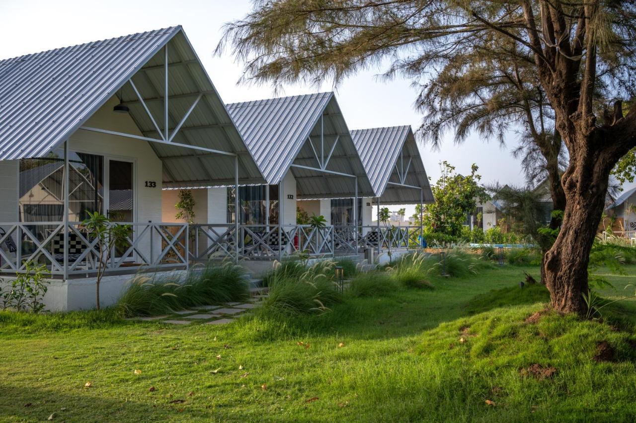 Praveg Beach Resort Daman Lighthouse Beach 외부 사진