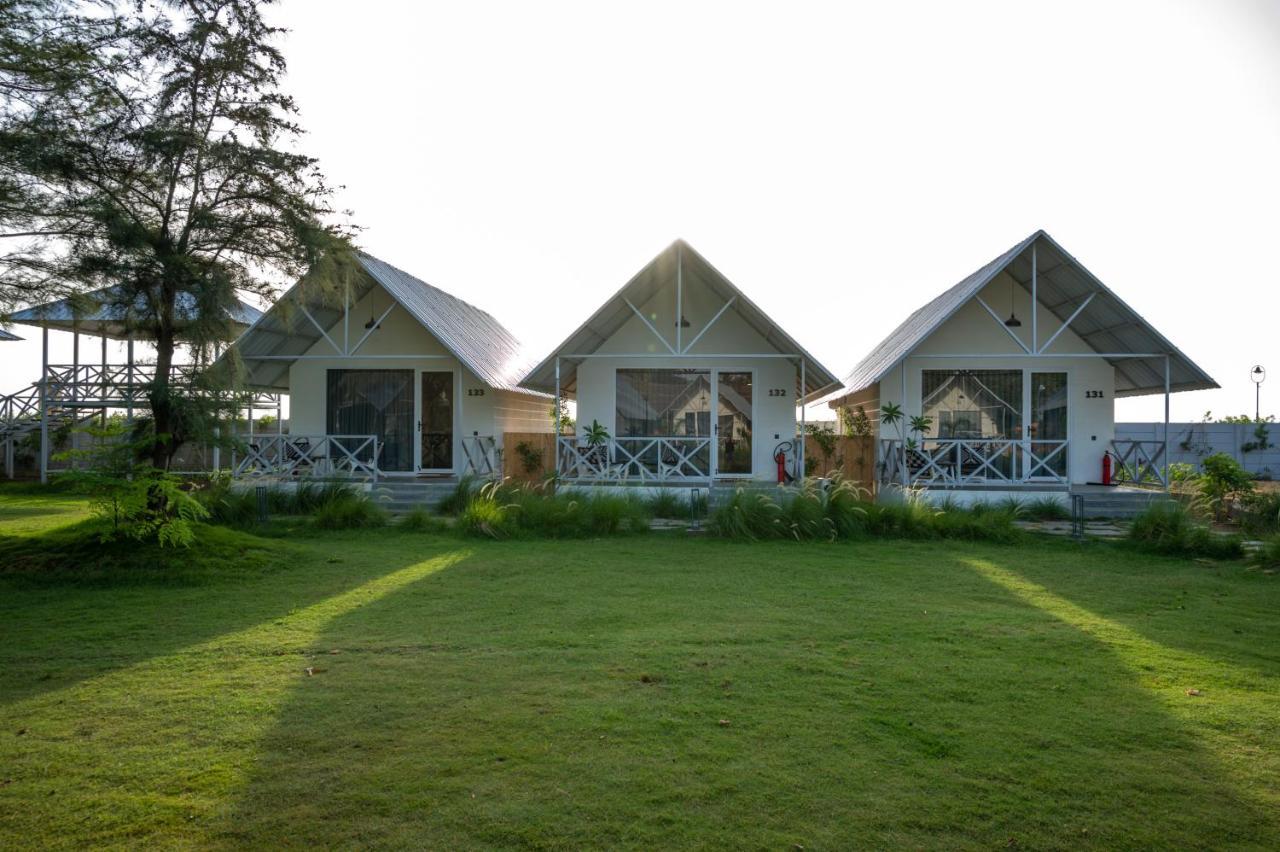 Praveg Beach Resort Daman Lighthouse Beach 외부 사진