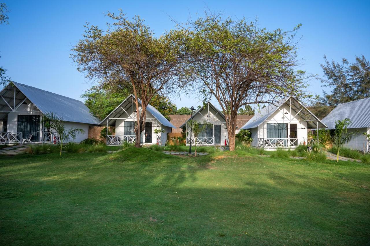 Praveg Beach Resort Daman Lighthouse Beach 외부 사진